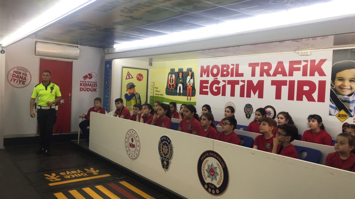 Okulumuzda Mobil Trafik Eğitim Tırı ile Eğitim verildi.